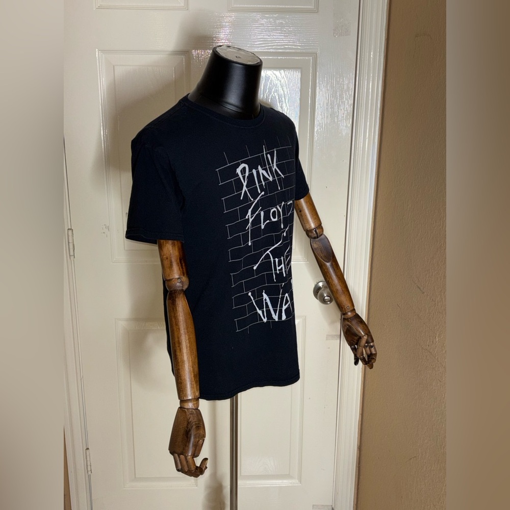 Pink Floyd - “The Wall”  2017 Fruit Of The Loom Black Shirt.  Medium - Picture 4 of 9